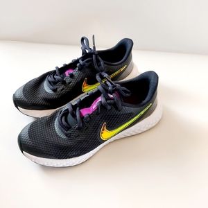 Kids Nike Revolution size 3.5